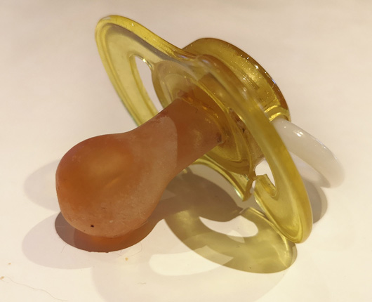 We weten allemaal dat dit heel speciaal is voor baby’s: de favoriete fopspeen. Jammer dat je ze tien jaar geleden verloren hebt. Je  INT_ContentCarousel4_CAF_00011062.jpg